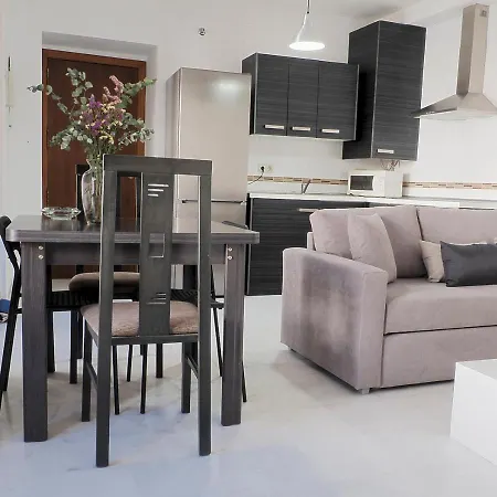 Sunny In The Historic Centre- Private Parking Appartement *